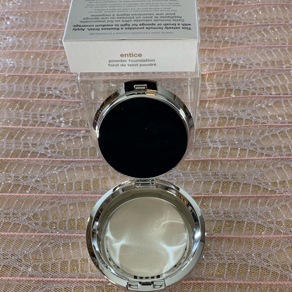 Powder Foundation - Picture 3 of 6